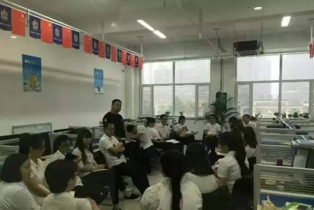 家人們開展學(xué)習(xí)探討活動。 